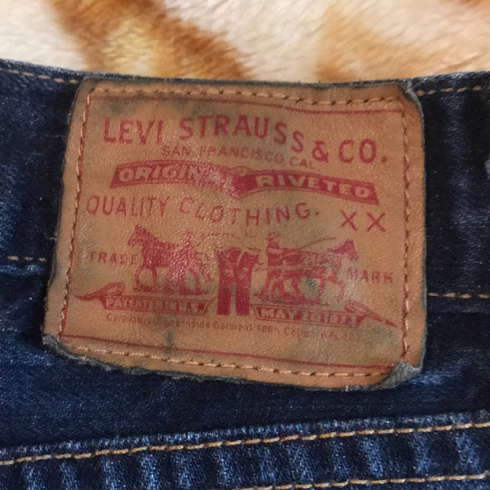 DARK WASH LEVI JEANS ( SIZE 26 ) - Picture 3 of 6